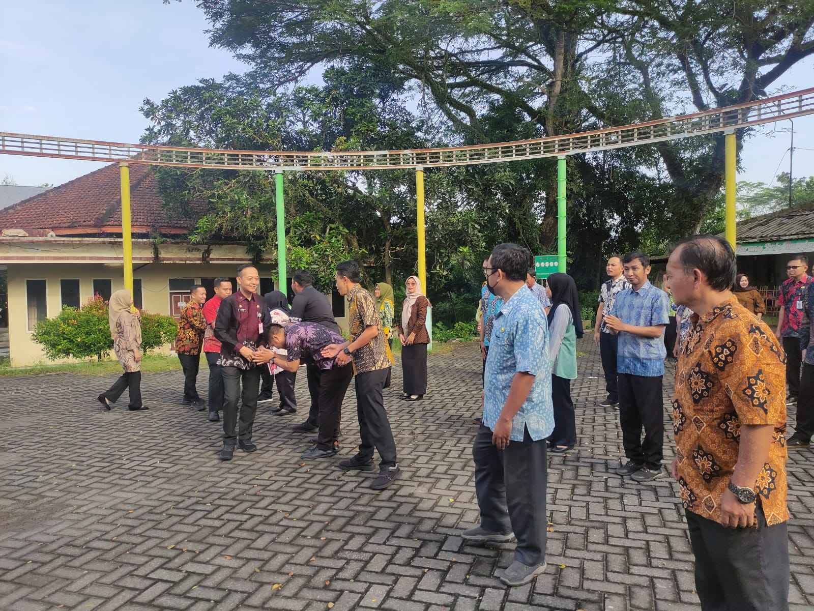 Halal Bihalal Setelah Apel Pagi Dinas Pariwisata 