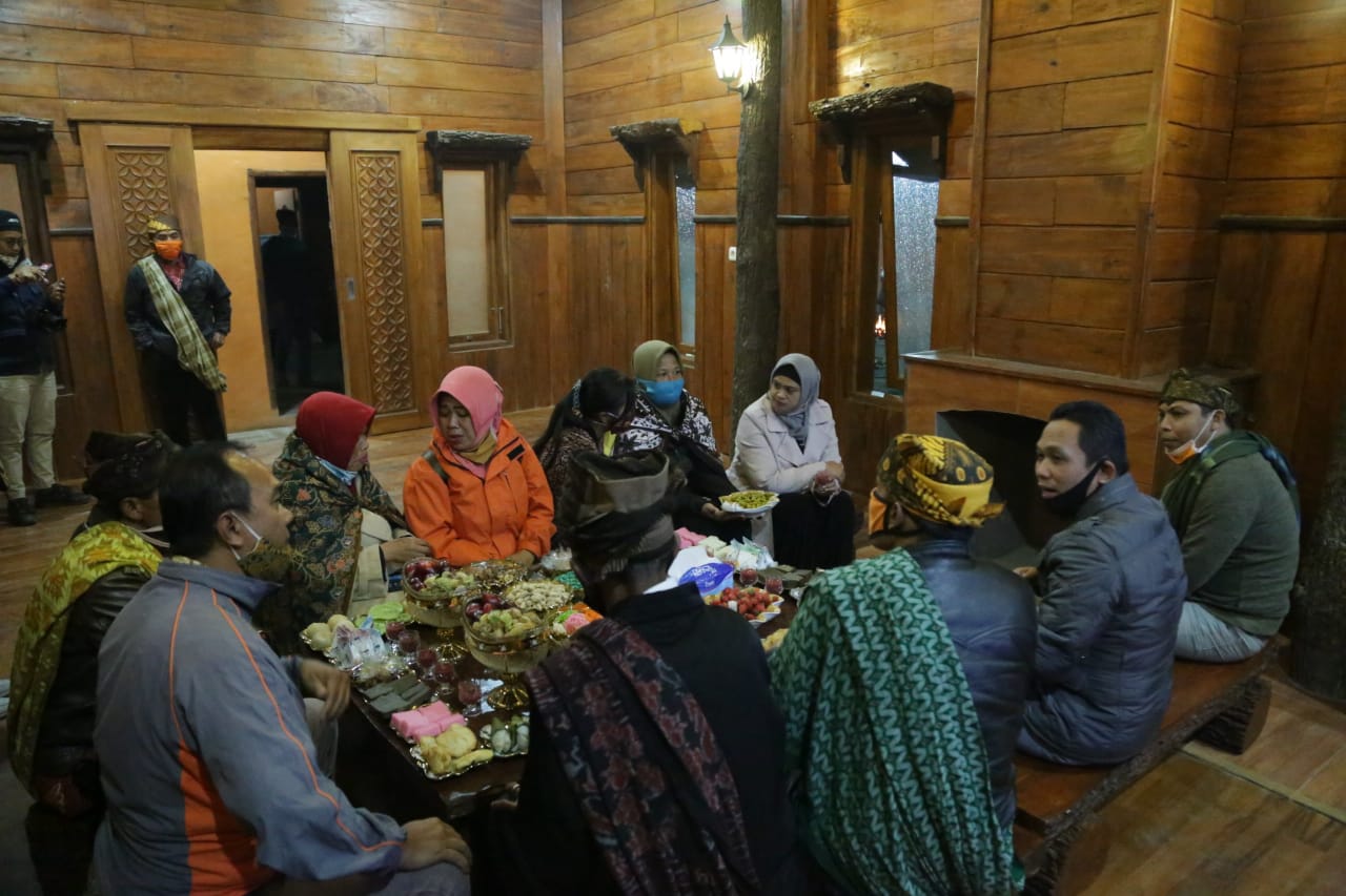 Masyarakat Tengger Memperingati  Karo Di Desa Ranu Pane 