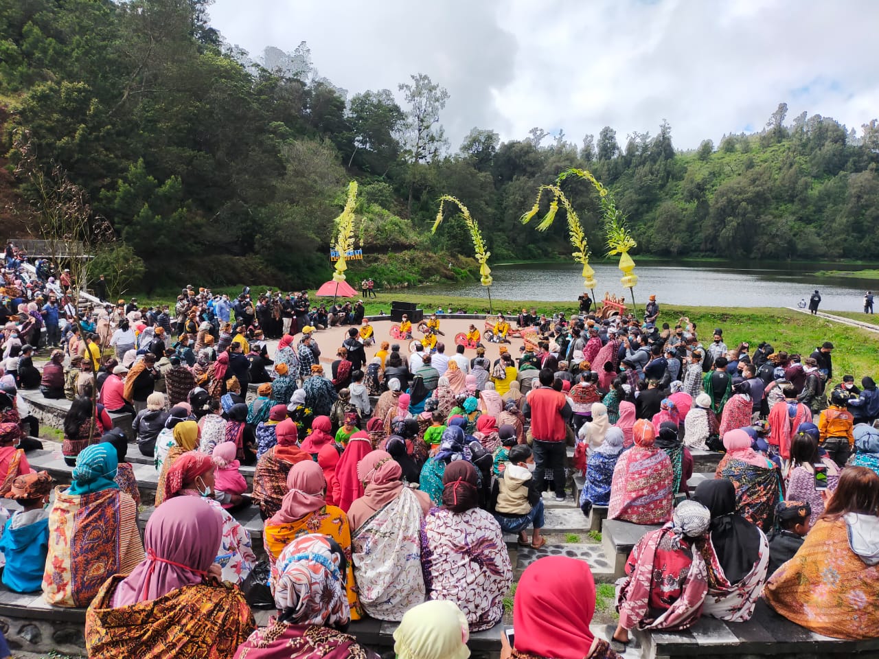 Penyambutan kedatangan Menteri Parekraf RI. Bapak Menteri Sandiaga UNO,di Desa  Ranupane disambut de