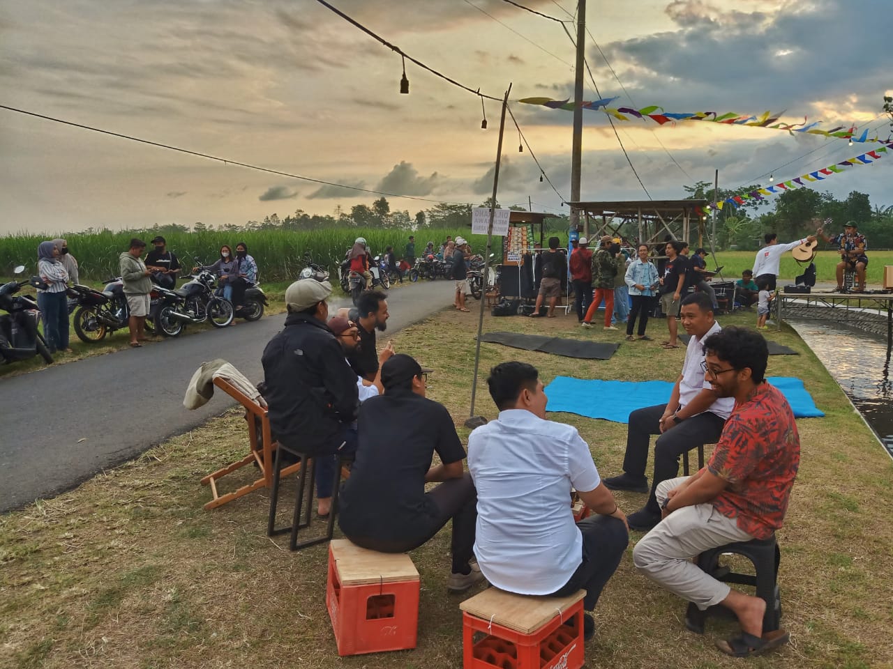 KEGIATAN BERTEMU KOMUNITAS EKONOMI KREATIF YOSOWILANGUN