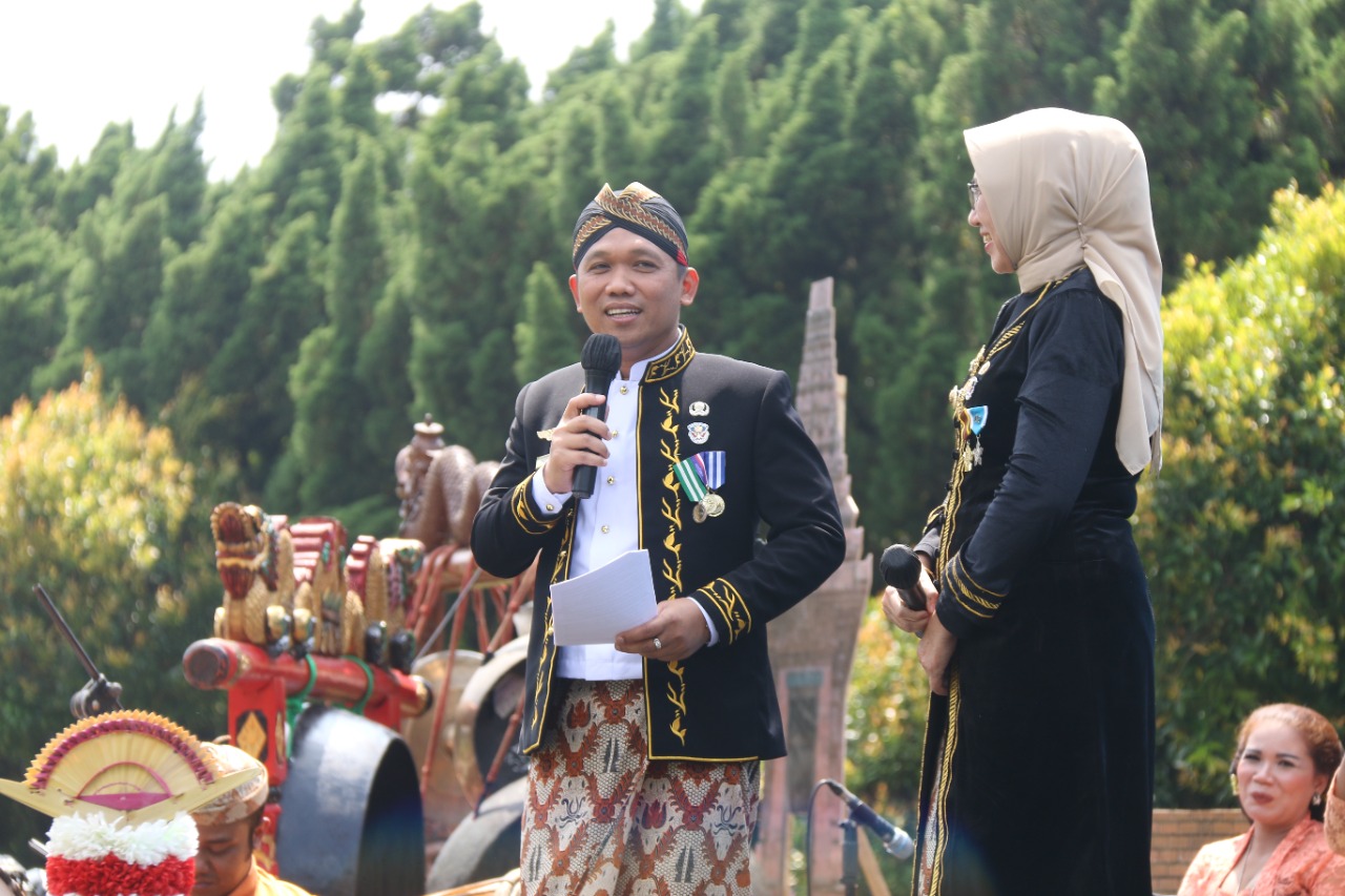 WARGA LUMJANG SAMBUT MERIAH PROSESI HARJALU DIALUN-ALUN