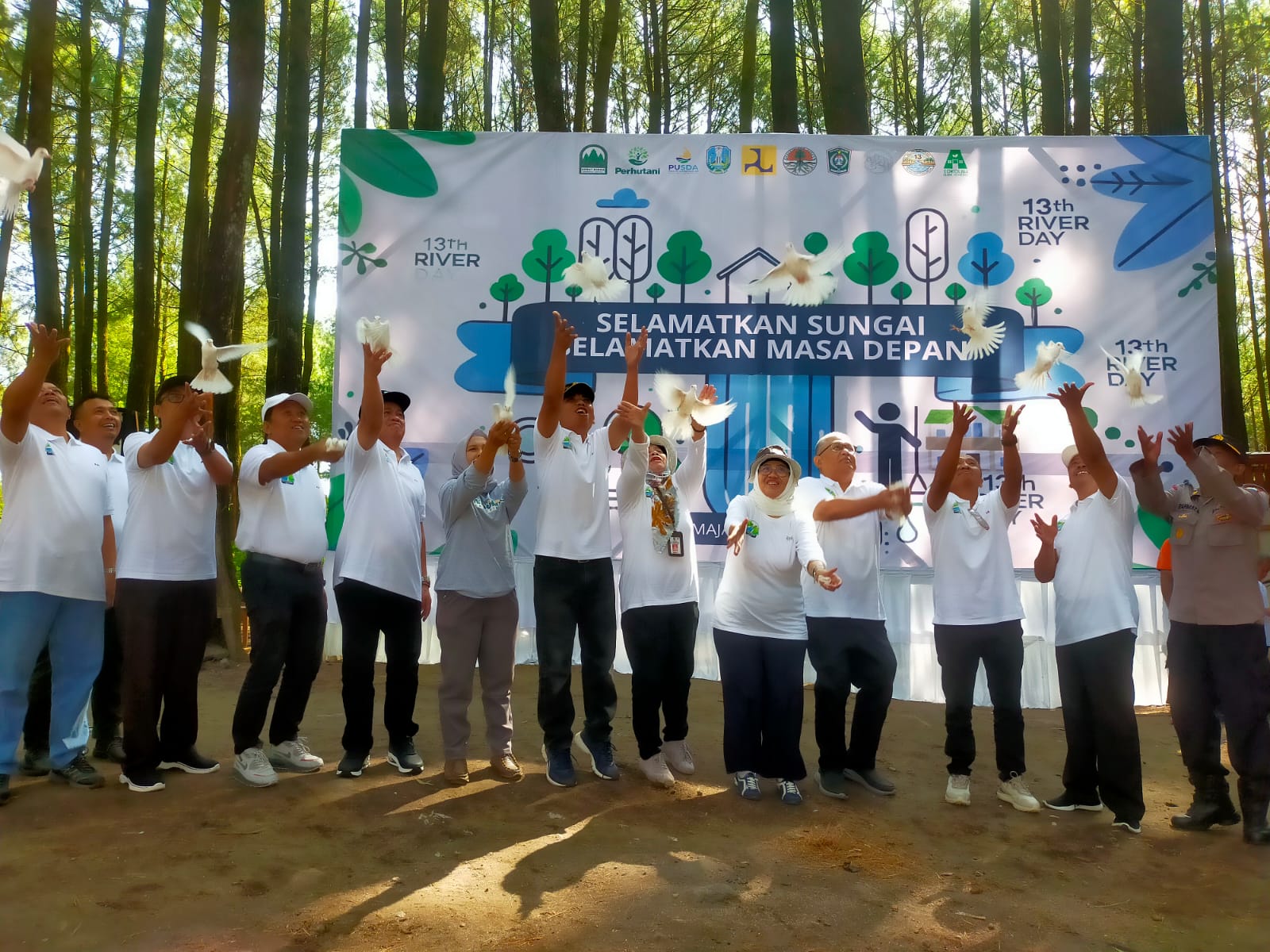 DINAS PARIWISATA IKUT SERTA KEGIATAN PENANAMAN BIBIT PELEPASAN BURUNG DAN BERSIH-BERSIH SUNGAI 