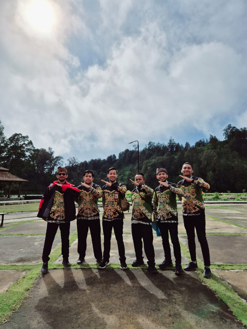 DINAS PARIWISATA MENGIKUTI BERSIH BERSIH TNBTS RANUPANI