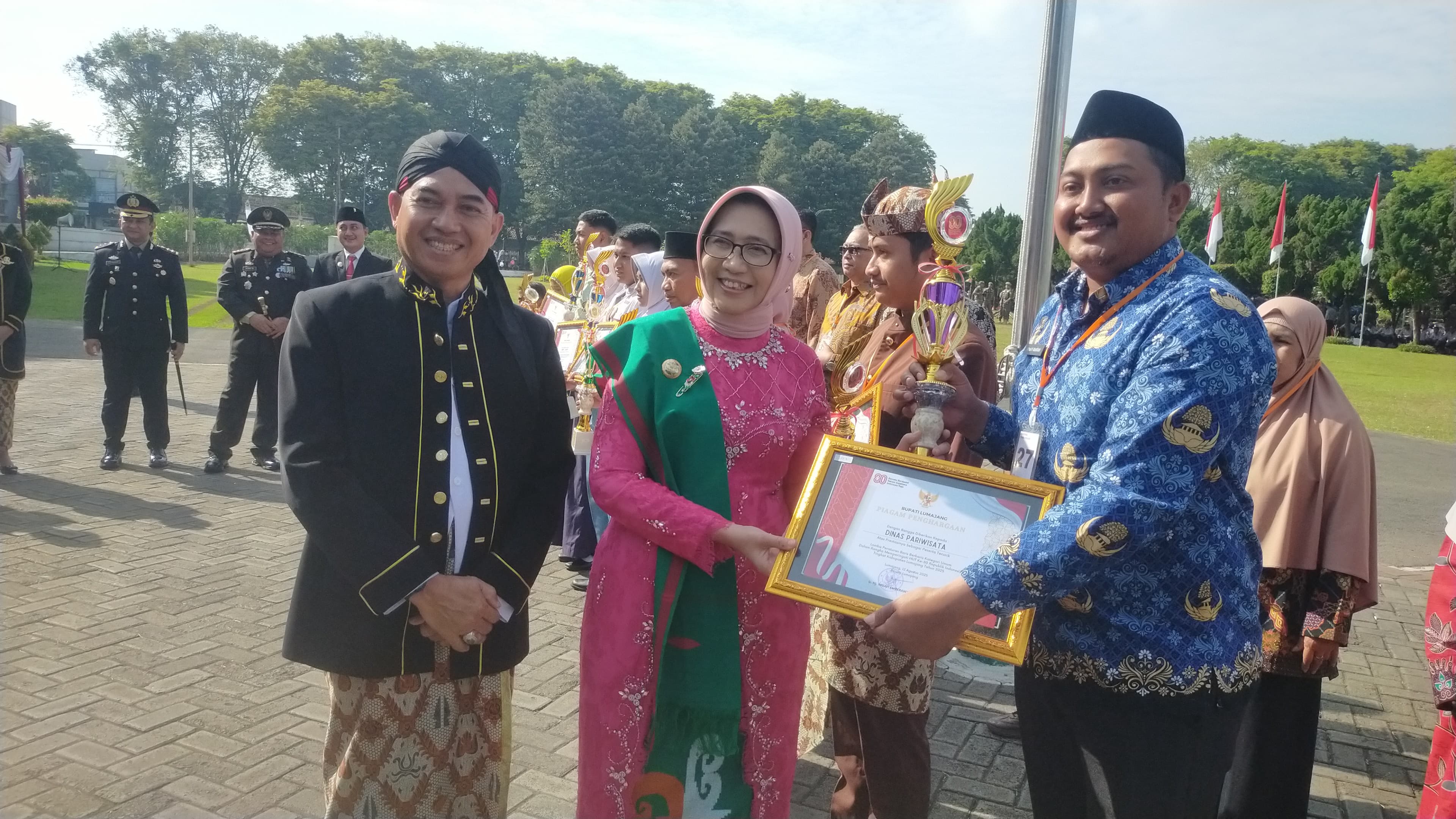 DISPAR MENERIMA PIALA JUARA II LOMBA JALAN KREASI KATEGORI APRESIASi KOSTUM UNIK