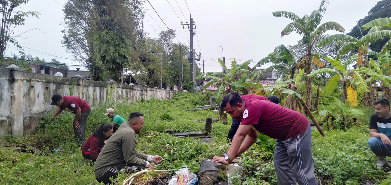 Dinas Pariwisata Mengikuti Kegiatan Bersih Bersih Makam TPU Jogoyudan 