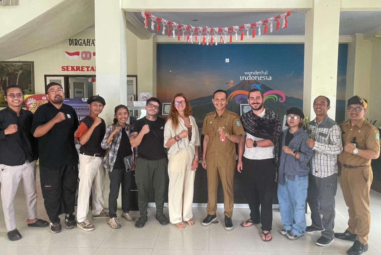 Kunjungan asia Worldpackers ke DISPAR Lumajang Volunteer