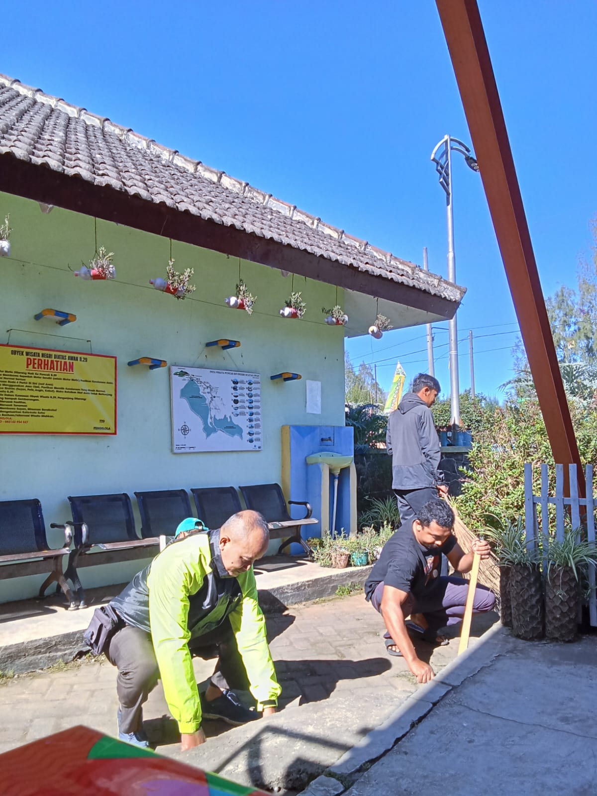 B29 Melaksanakan Kerja Bakti dalam rangka