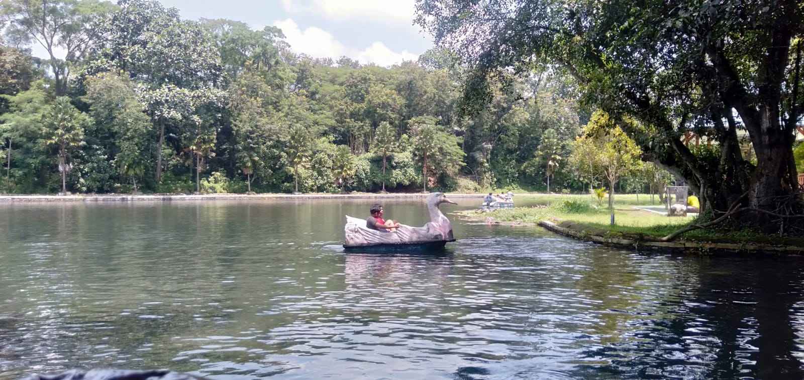 Permainan Anak di Obyek Pemandiana Alam Selokambang 