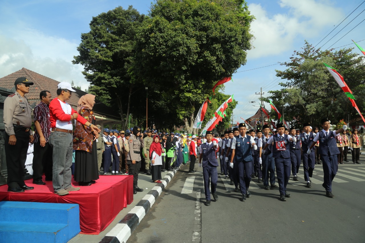 WABUP BERANGKATKAN GERAK JALAN SMP DAN SMA 
