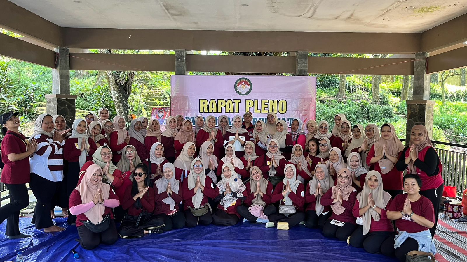 RAPAT PLENO DAN HALAL BIHALAL DWP DINAS PARIWISATA DI PEMANDIAN ALAM SELOKAMBANG