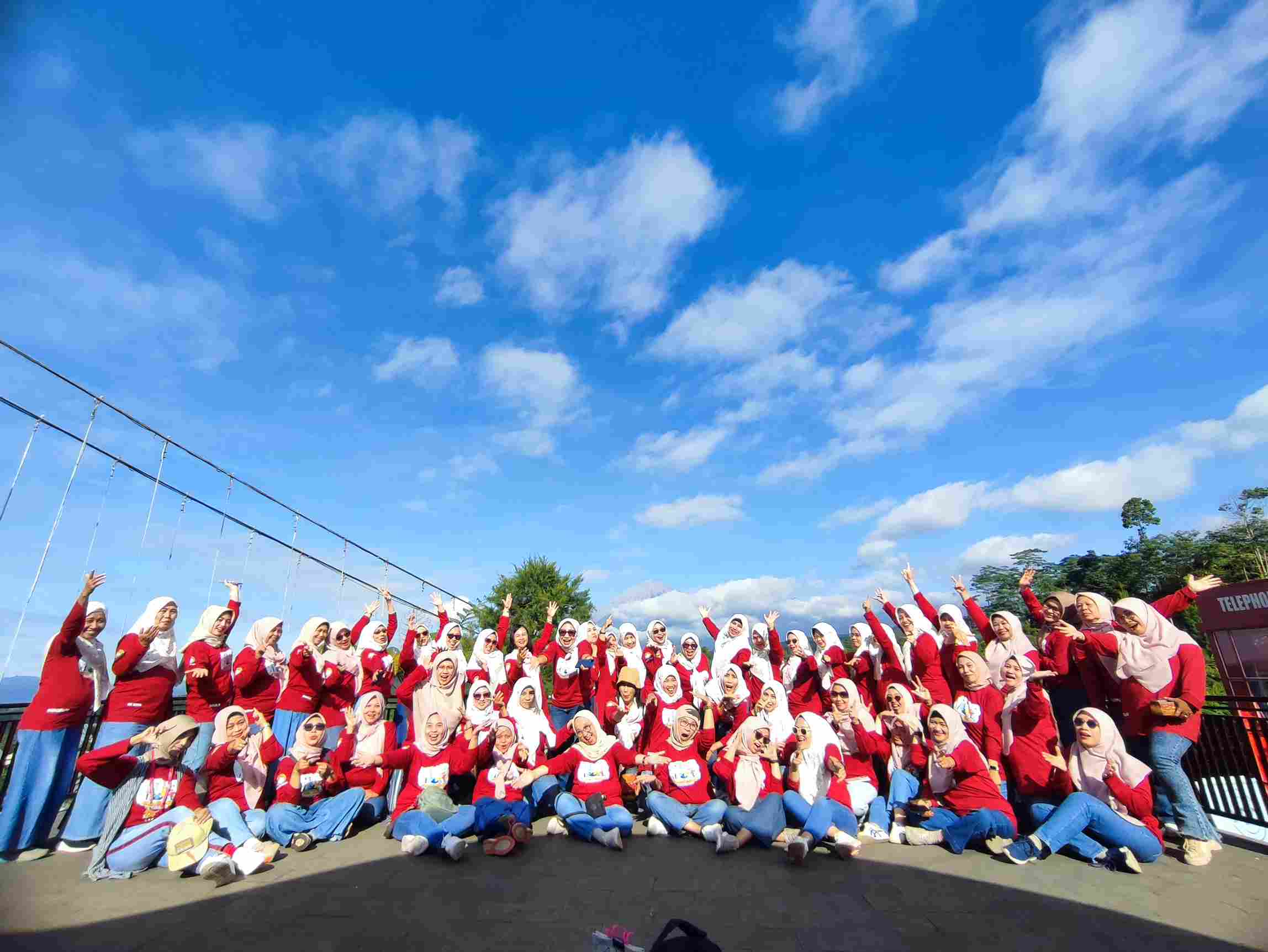 IBU KETUA DWP DINAS PARIWISTA MENGIKUTI OUTBOUND DWP KE BUMI PERKEMAHAN GLAGAH ARUM 