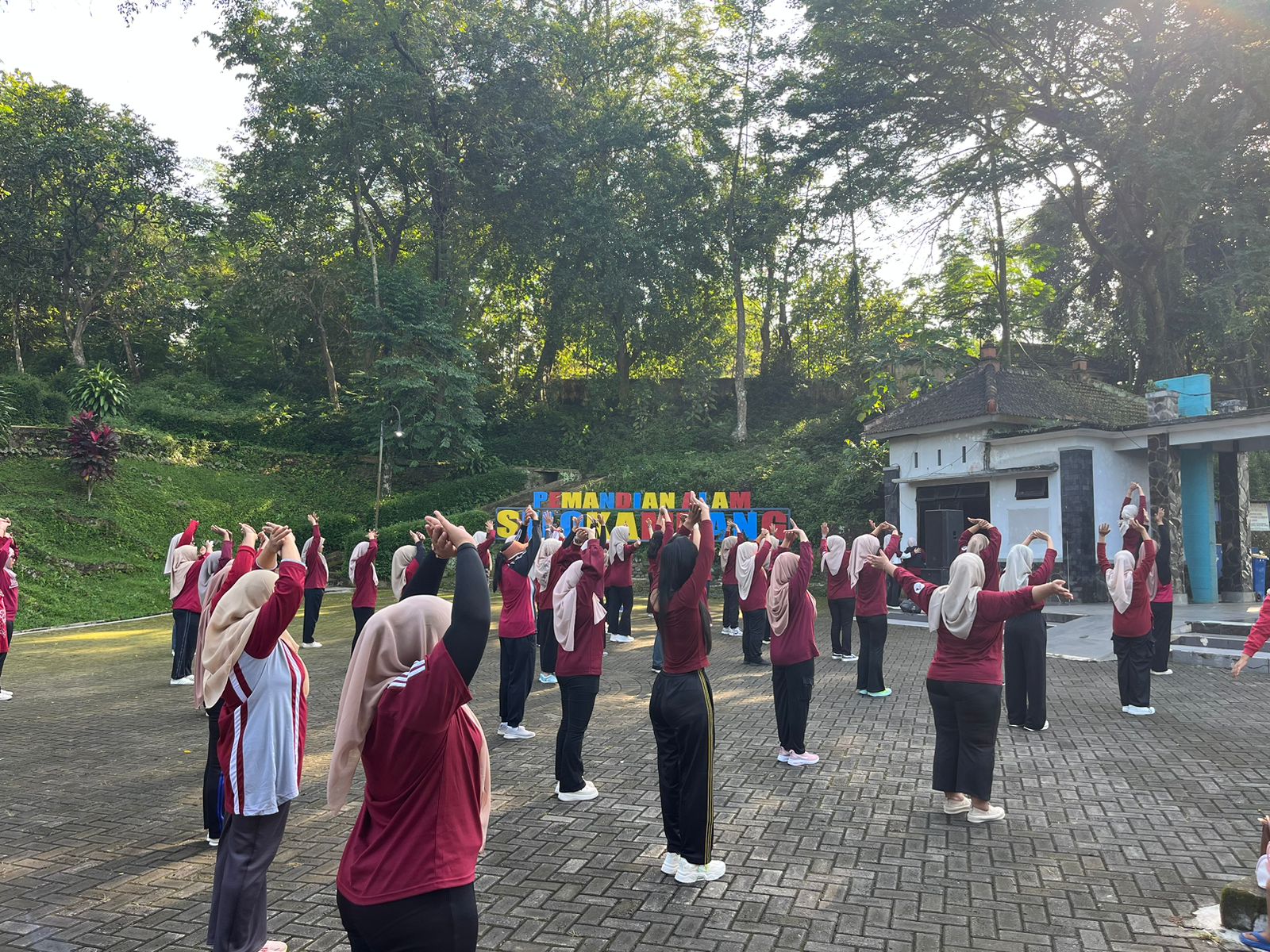 DWP Dinas Pariwisata MEngadakan Senam Bersama di Pemandian Alam Selokambang 