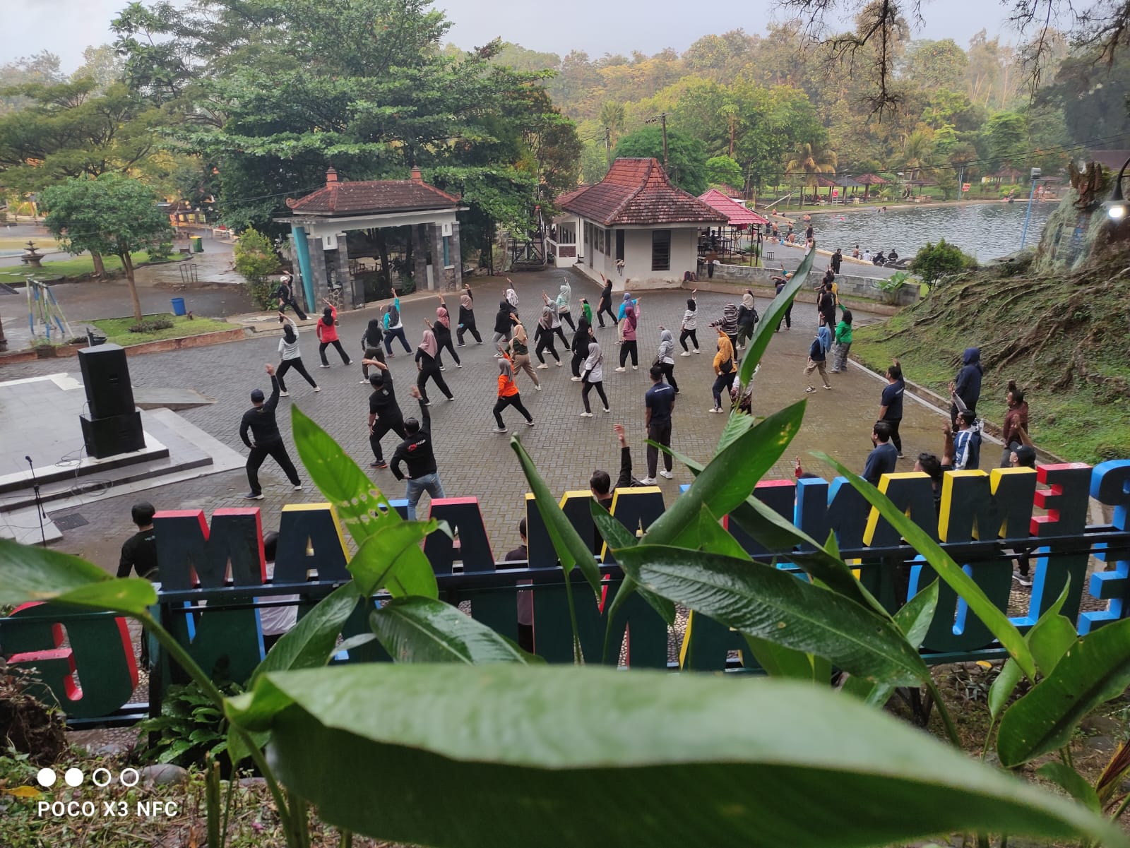 Senam Pagi Bersama di Pemandian Alam Selokambang