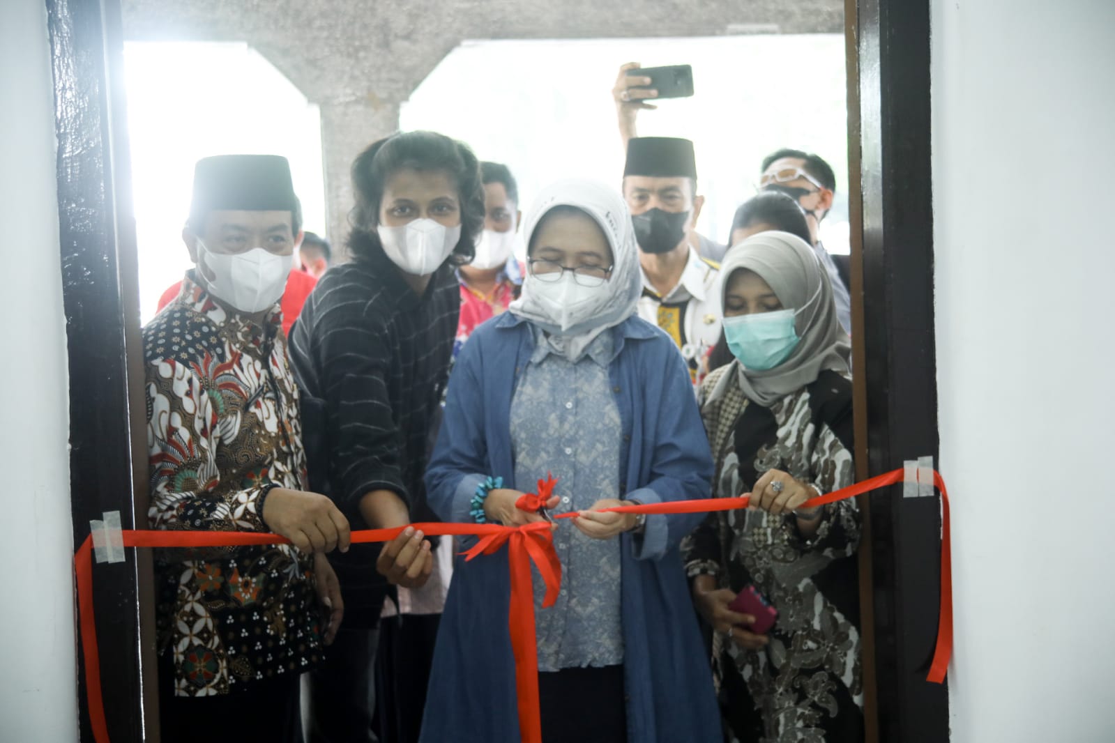 PEMBUKAAN PAMERAN LUKIS ANAK LUMAJANG OLEH WAKIL BUPATI LUMAJANG BUNDA INDAH MASDAR DENGAN TEMA OPTIMALISASI PASKA BENCANA, BERTEMPAT DI PERPUTAKAAN DAERAH MULA MALURUNG  
